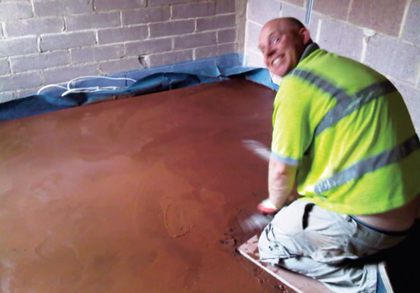 Laying the clay floor screed