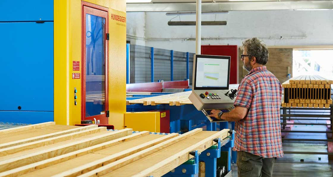 Information from the 3D drawings is relayed to the software for operating the Hundegger saw, so that timber elements can be cut precisely to size.