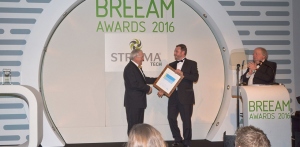 Chairman of Daikin Europe Frans Hoorelbeke receiving the BES 6001 standard certificate from Gavin Dunn, Breeam director at the BRE, at the 2016 Breeam awards