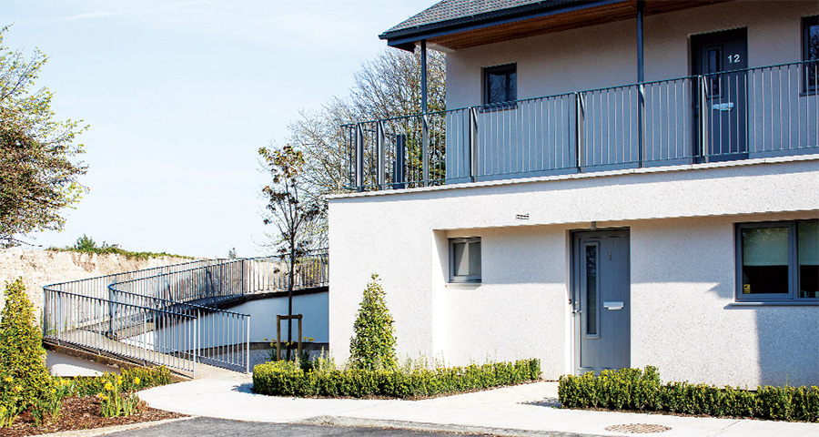 Before and after photos highlight the transformation of the social housing block. As there was no insulation at all before, one of the main changes was the addition of Parex Lanko EPS external insulation with mineral render finish. New double-glazed timber windows and doors also replaced the existing single-glazed units