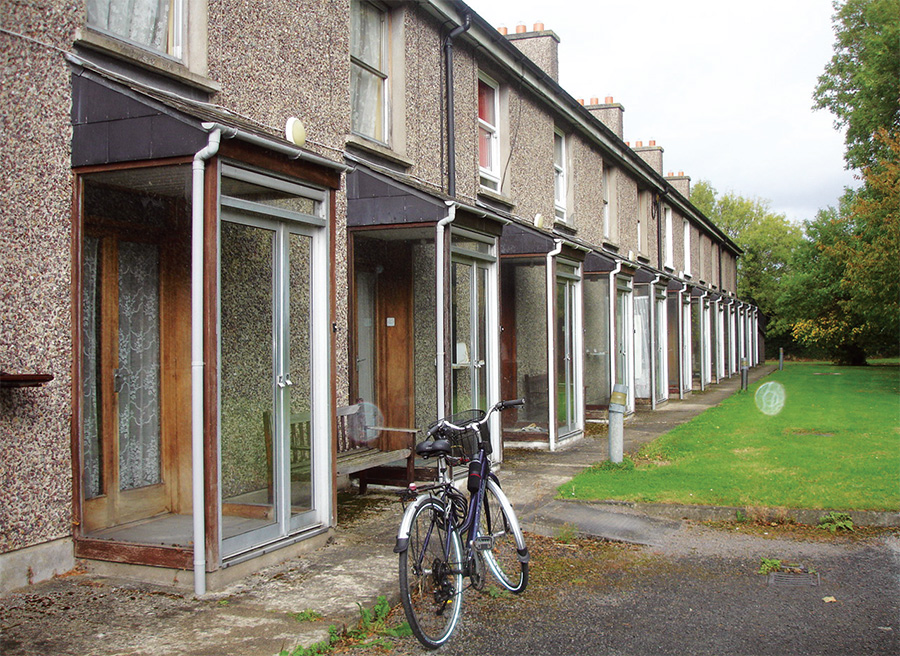 Before and after photos highlight the transformation of the social housing block. As there was no insulation at all before, one of the main changes was the addition of Parex Lanko EPS external insulation with mineral render finish. New double-glazed timber windows and doors also replaced the existing single-glazed units