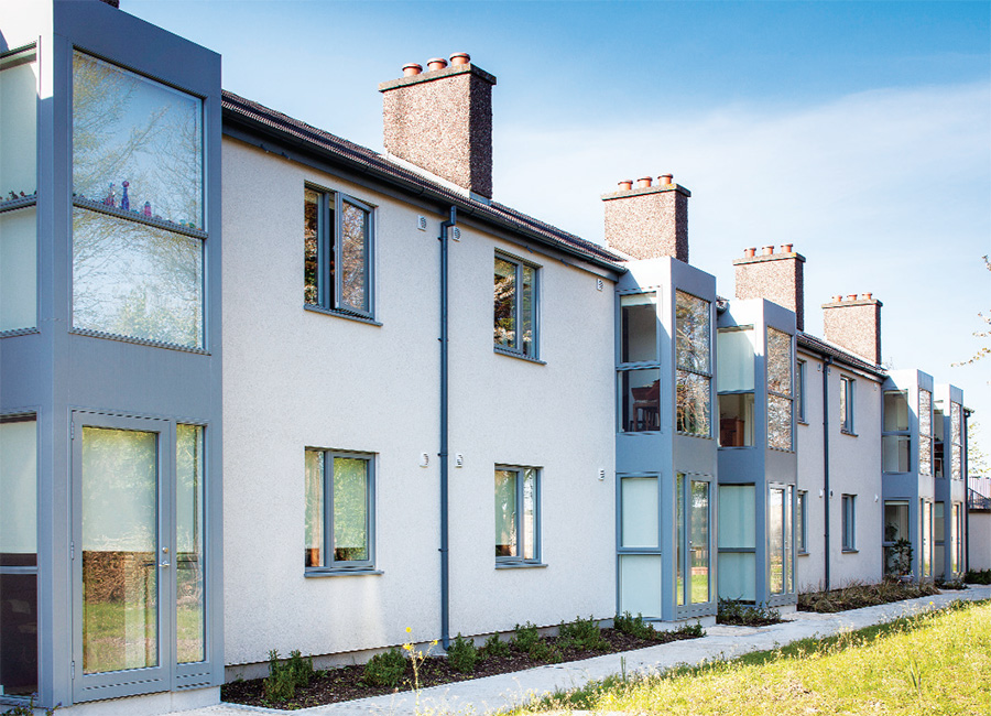 Before and after photos highlight the transformation of the social housing block. As there was no insulation at all before, one of the main changes was the addition of Parex Lanko EPS external insulation with mineral render finish. New double-glazed timber windows and doors also replaced the existing single-glazed units