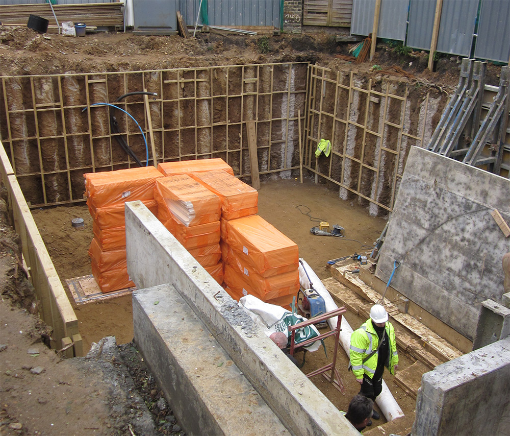 Due to difficulty obtaining planning permission, the lower storey was situated below street level to avoid overlooking neighbouring properties