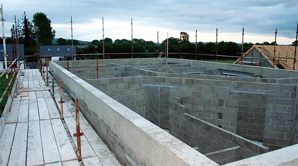 A ring beam forms part of the airtight layer