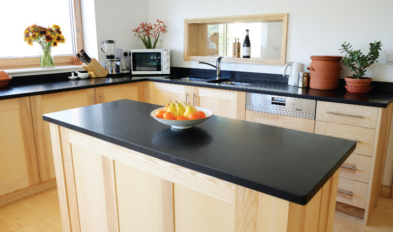 The bright, sleek yet ecological kitchen