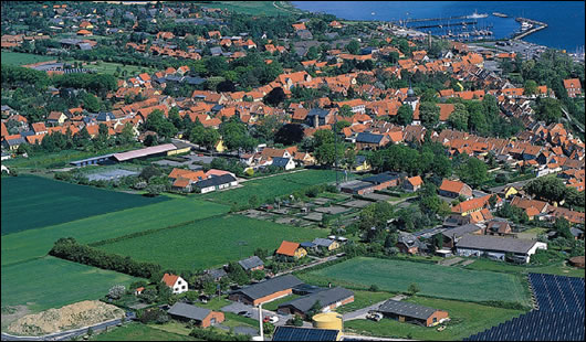 A large scale solar heating and biomass plant featuring 4900 m2 of solar panels, Aeroeskøbing, Denmark - Photos: ARCON / ESTIF