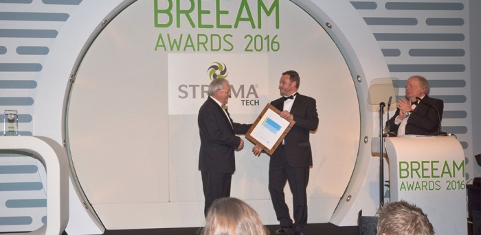 Chairman of Daikin Europe Frans Hoorelbeke receiving the BES 6001 standard certificate from Gavin Dunn, Breeam director at the BRE, at the 2016 Breeam awards